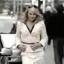 A szöszi elindul...