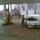 A férfiak is tudnak tankolni...