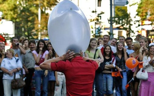 Gumikesztyű felfújása